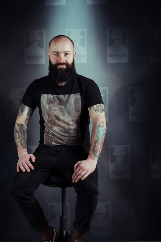 Adrian Gluzek – artysta tatuażu z INK-OGNITO Rybnik, specjalista od tatuaż graficzny i realizm