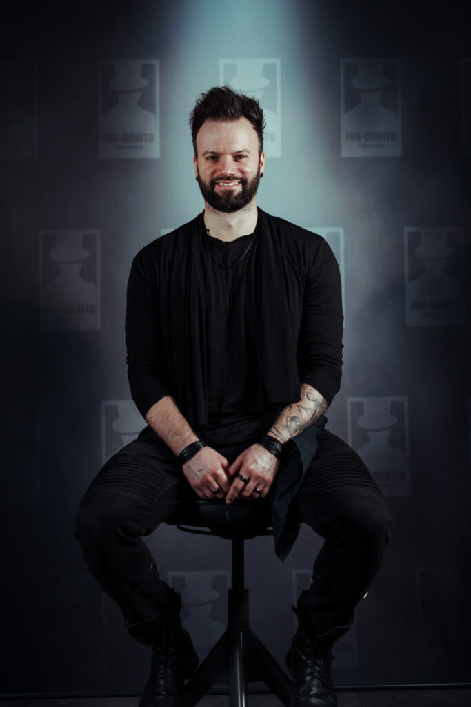 Tomasz Podleśny – tatuator z INK-OGNITO Rybnik, specjalista od czarno-szarych grafik i ornamentów