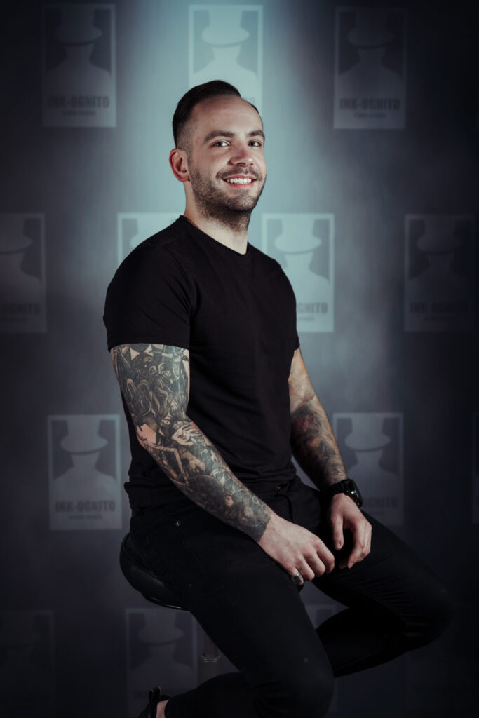 Marcin Kudosz – tatuator z INK-OGNITO Rybnik, specjalizujący się w realizmie i portretach