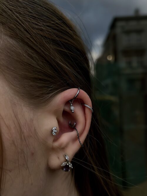 Profesjonalny piercing ucha wykonany w INK-OGNITO Tattoo Rybnik – sterylność, precyzja i indywidualne podejście do każdego przekłucia.