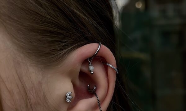 Profesjonalny piercing ucha wykonany w INK-OGNITO Tattoo Rybnik – sterylność, precyzja i indywidualne podejście do każdego przekłucia.