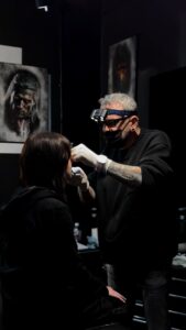 Piercing Rybnik – profesjonalny piercer Piotr „Bugs” Buksa w INK-OGNITO Tattoo Rybnik podczas pracy