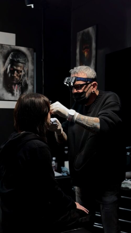 Piercing Rybnik – profesjonalny piercer Piotr „Bugs” Buksa w INK-OGNITO Tattoo Rybnik podczas pracy