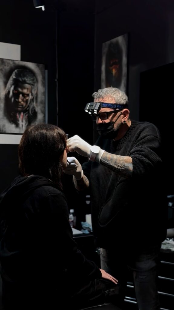 Piercing Rybnik – profesjonalny piercer Piotr „Bugs” Buksa w INK-OGNITO Tattoo Rybnik podczas pracy