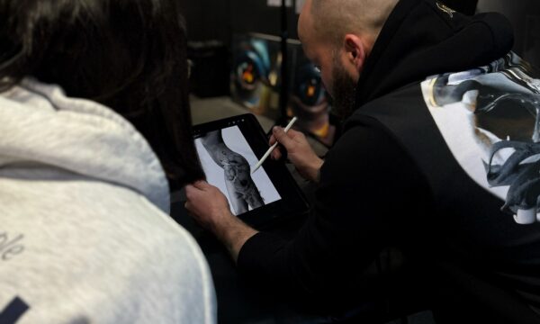 konsultacja tatuażu Rybnik – klient omawia projekt tatuażu z artystą w studiu INK-OGNITO Tattoo