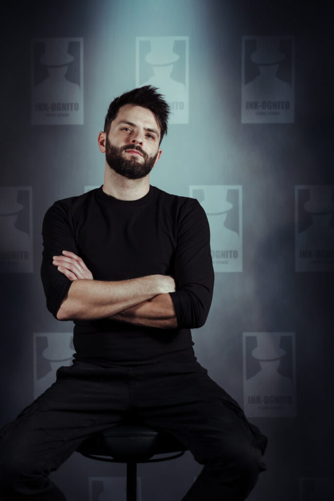 Karol Hoła – tatuator z INK-OGNITO Rybnik, specjalizujący się w gray wash i realistycznych tatuażach