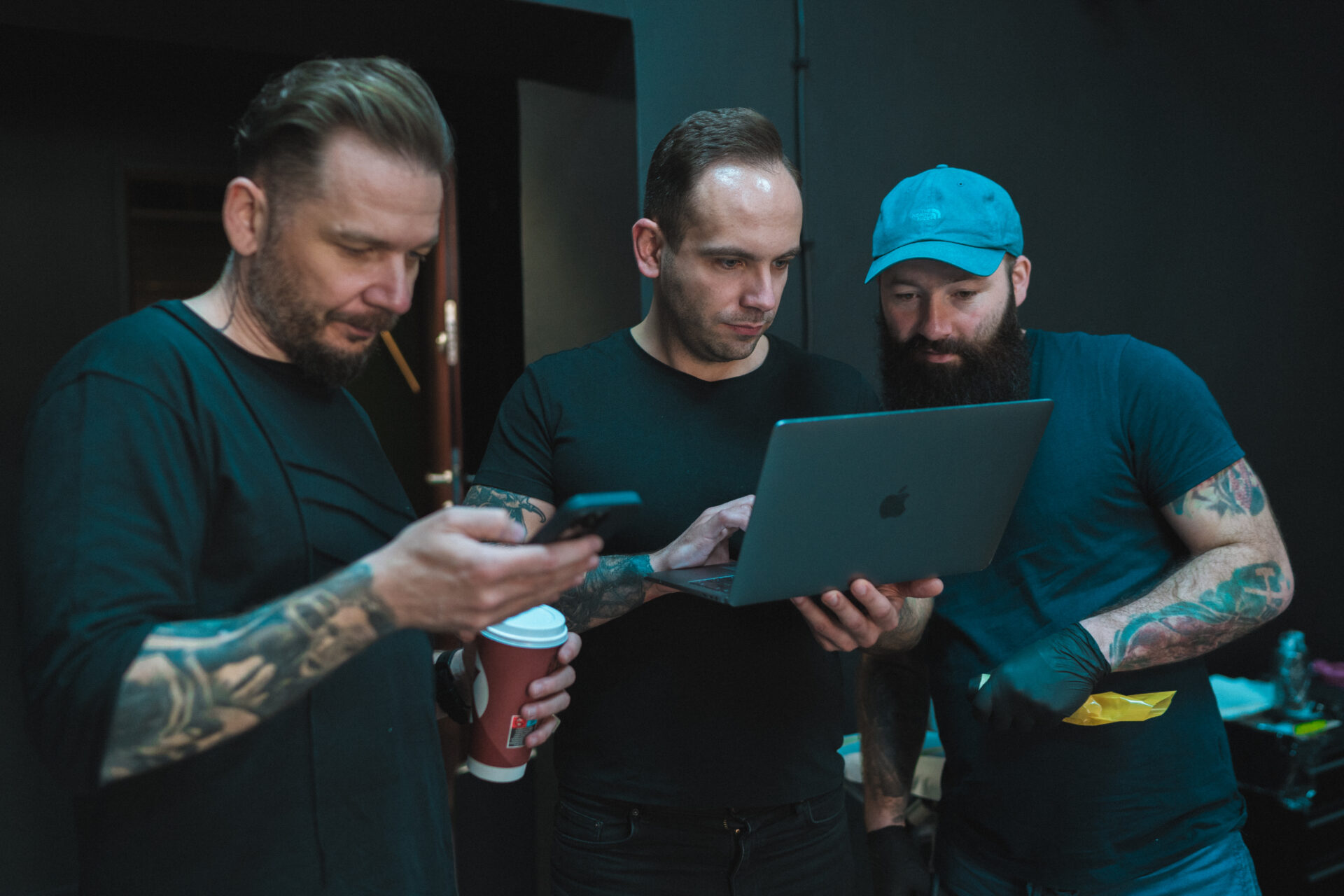 jak umówić się na tatuaż Rybnik – klient podczas konsultacji w studiu tatuażu INK-OGNITO