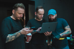 jak umówić się na tatuaż Rybnik – klient podczas konsultacji w studiu tatuażu INK-OGNITO