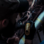 Pierwszy tatuaż Rybnik – klient podczas wykonywania tatuażu w studiu INK-OGNITO