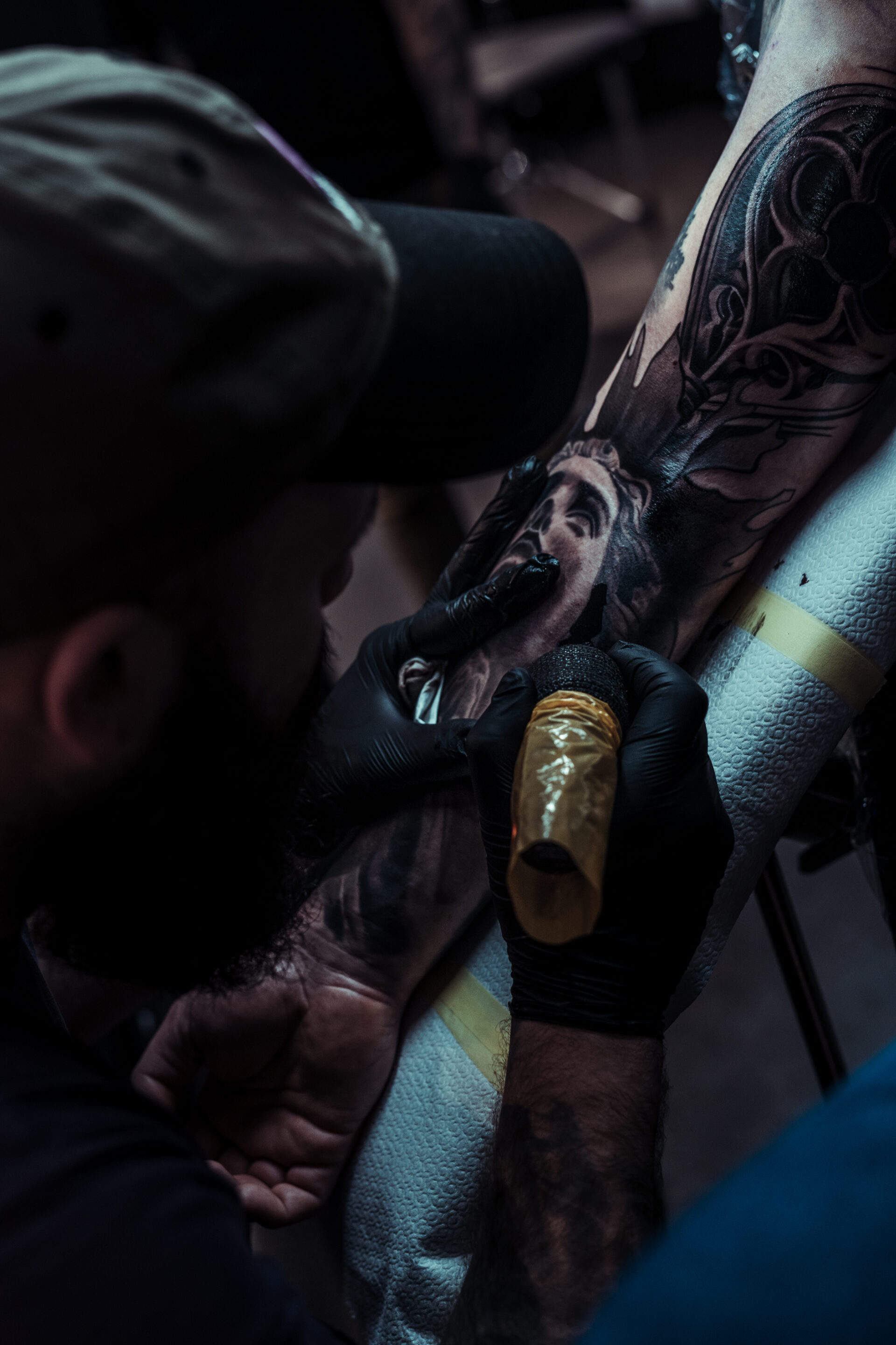 Pierwszy tatuaż Rybnik – klient podczas wykonywania tatuażu w studiu INK-OGNITO