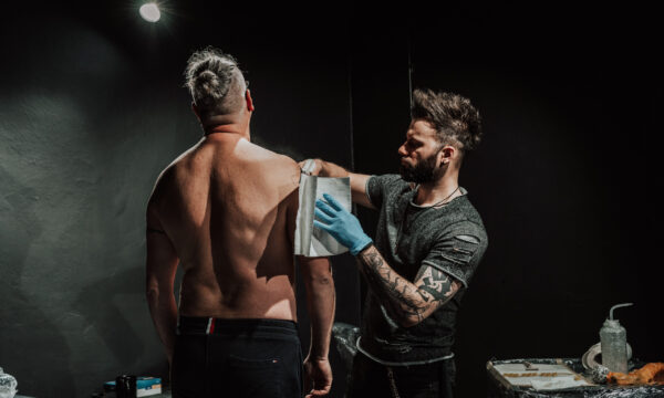 Tatuaż Rybnik – artysta INK-OGNITO w trakcie wykonywania tatuażu w studiu