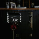 Świąteczna skrzynka na listy w studiu INK-OGNITO Tattoo w Rybniku oraz vouchery, kubki i koszulki dostępne jako prezenty