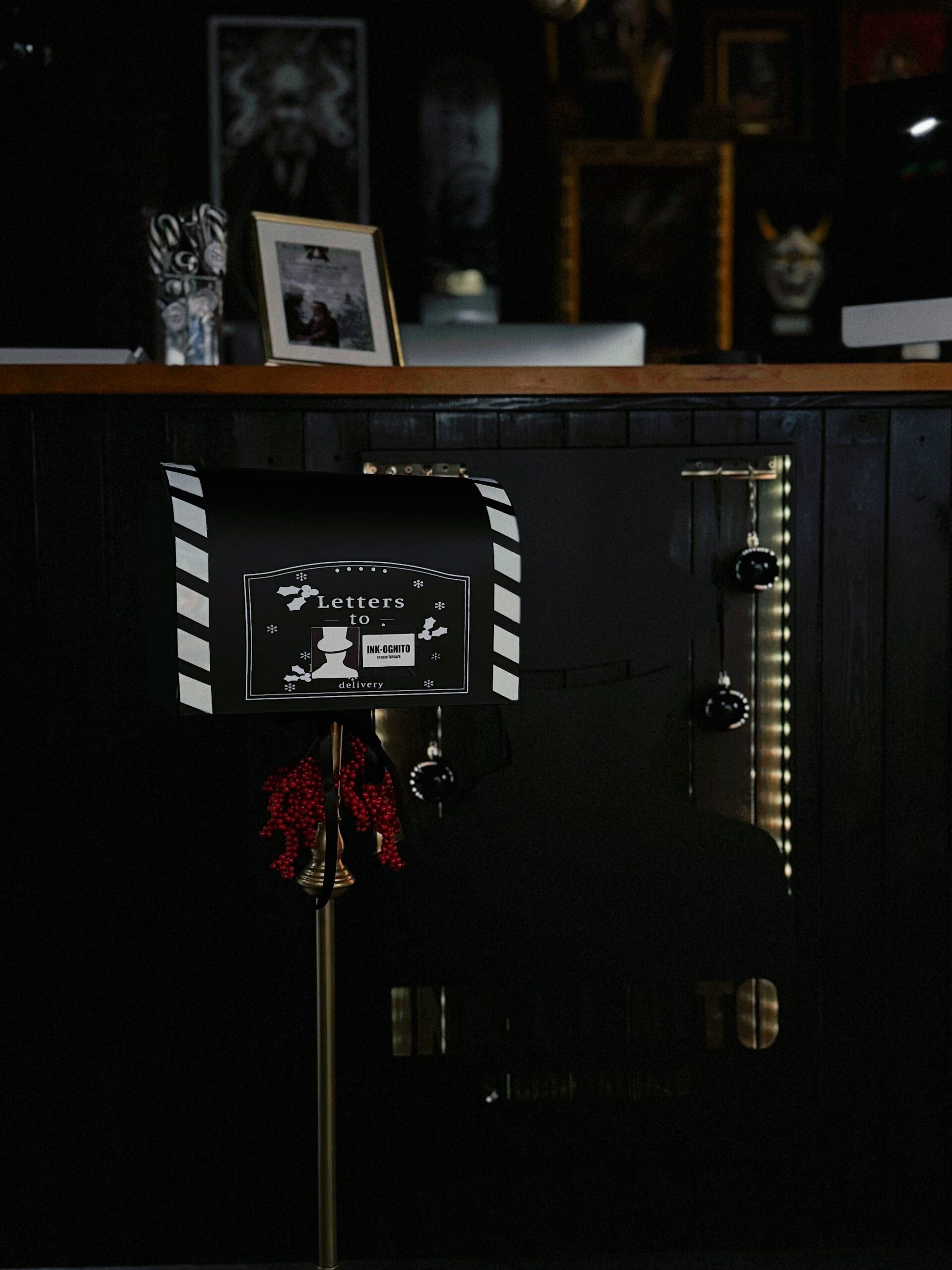 Świąteczna skrzynka na listy w studiu INK-OGNITO Tattoo w Rybniku oraz vouchery, kubki i koszulki dostępne jako prezenty