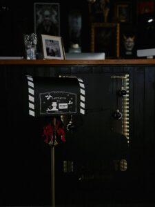 Świąteczna skrzynka na listy w studiu INK-OGNITO Tattoo w Rybniku oraz vouchery, kubki i koszulki dostępne jako prezenty