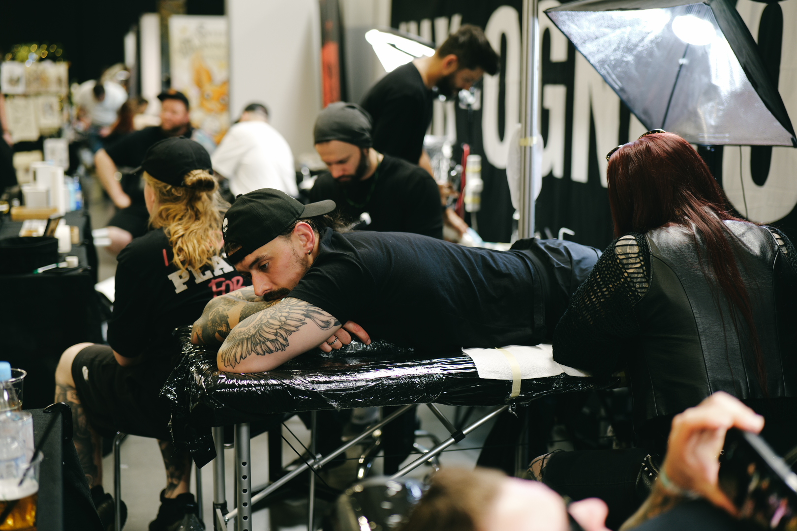 Zdjęcie z Tattoofest w Krakowie przedstawiające jednego z artystów.