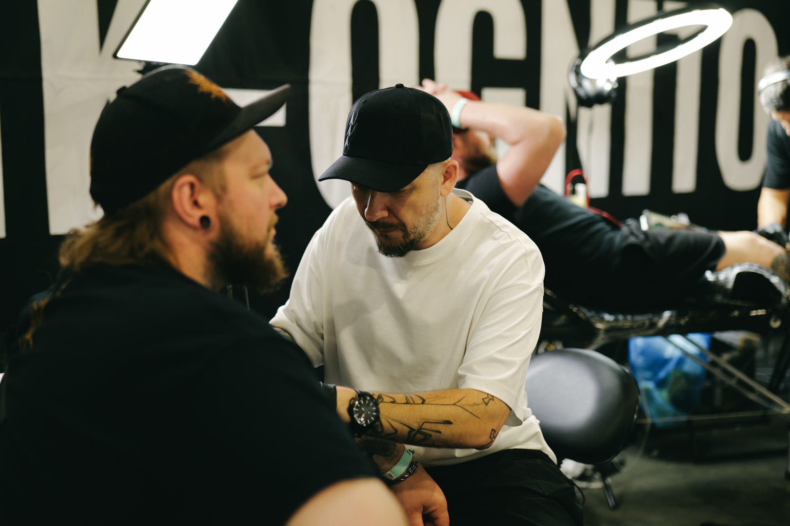 Zdjęcie z Tattoofest w Krakowie przedstawiające jednego z artystów.