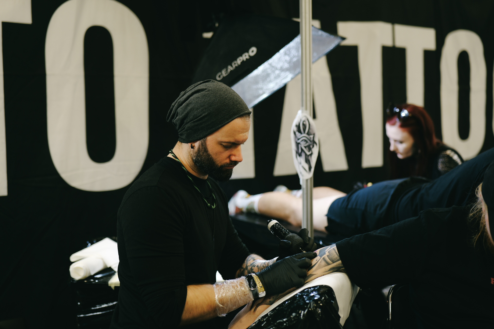 Zdjęcie z Tattoofest w Krakowie, przedstawiające jednego z artystów.
