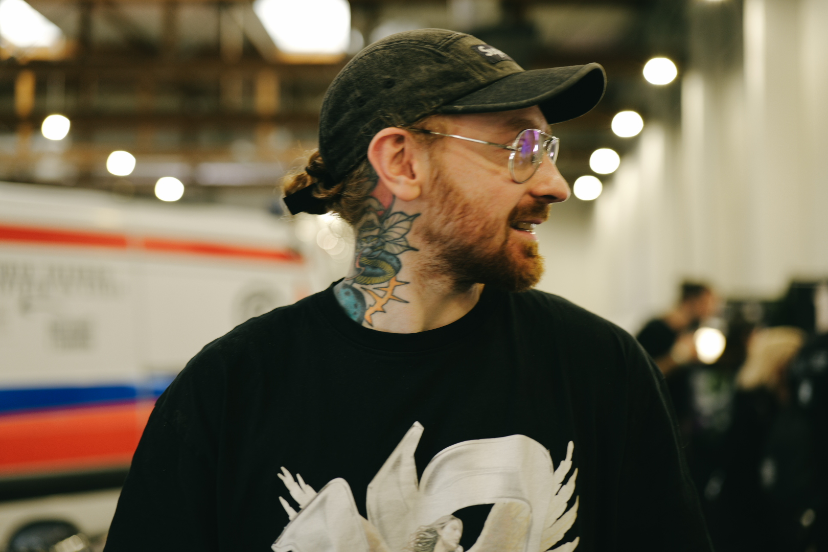 Zdjęcia z Tattoofest w Krakowie przedstawiające jednego z artystów.